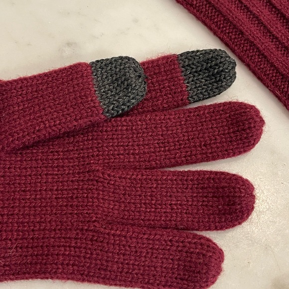 Michael Kors Knit Goves - Picture 2 of 5